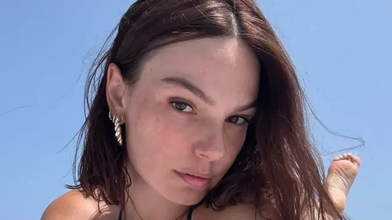 Isis Valverde disse se arrepender de tatuagem grande na costela