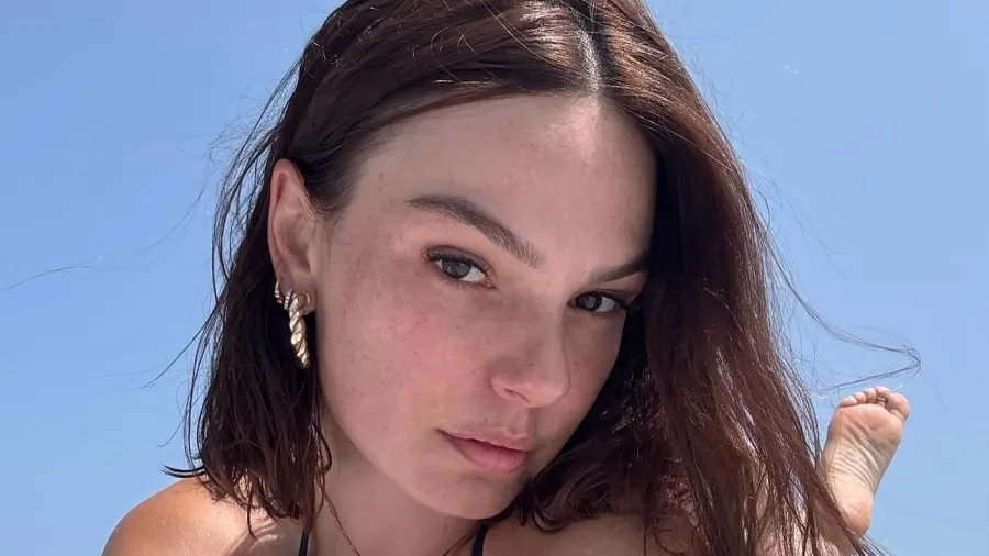 Isis Valverde disse se arrepender de tatuagem grande na costela