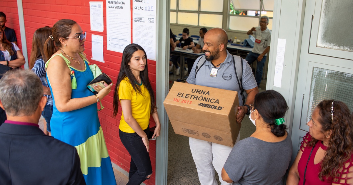 Urna eletrônica transportada em local de votação durante as eleições de 2022; imagem ilustrativa